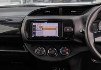 Подержанный автомобиль Toyota Vitz 2018 года (13 фото)