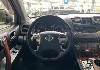Подержанный автомобиль Toyota Highlander 2012 года (9 фото)