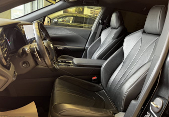 Подержанный автомобиль Lexus RX 2023 года (10 фото)