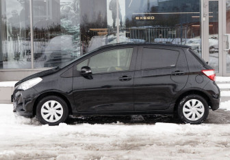 Подержанный автомобиль Toyota Vitz 2019 года (8 фото)