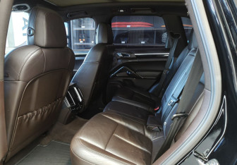 Подержанный автомобиль Porsche Cayenne 2012 года (12 фото)