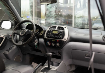 Подержанный автомобиль Toyota RAV4 2001 года (10 фото)