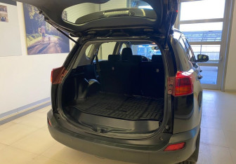 Подержанный автомобиль Toyota RAV4 2015 года (8 фото)