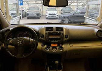 Подержанный автомобиль Toyota RAV4 2009 года (11 фото)
