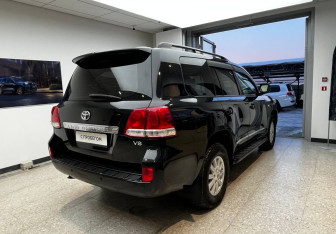 Подержанный автомобиль Toyota Land Cruiser Suv 2008 года (5 фото)