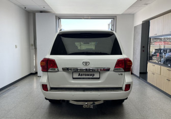Подержанный автомобиль Toyota Land Cruiser Suv 2012 года (5 фото)