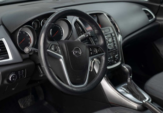 Подержанный автомобиль Opel Astra Hatchback 2014 года (11 фото)