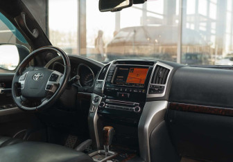 Подержанный автомобиль Toyota Land Cruiser Suv 2012 года (10 фото)