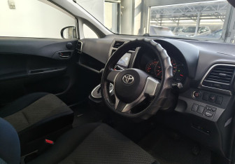 Подержанный автомобиль Toyota Ractis 2011 года (8 фото)