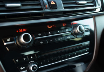 Подержанный автомобиль BMW X5 2017 года (19 фото)