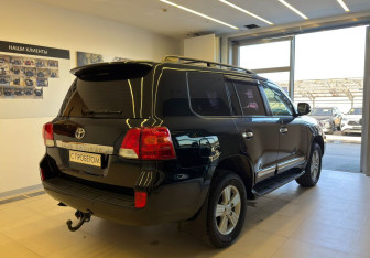 Подержанный автомобиль Toyota Land Cruiser Suv 2012 года (7 фото)