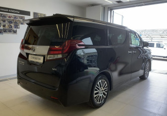 Подержанный автомобиль Toyota Alphard 2017 года (4 фото)