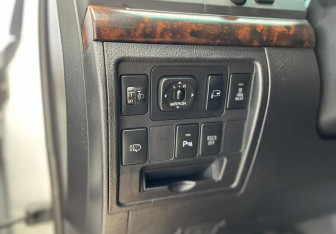 Подержанный автомобиль Toyota Land Cruiser Suv 2011 года (19 фото)