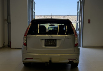 Подержанный автомобиль Honda Stream 2011 года (5 фото)