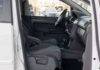 Подержанный автомобиль Volkswagen Touran 2011 года (19 фото)