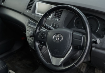 Подержанный автомобиль Toyota ISis 2013 года (11 фото)