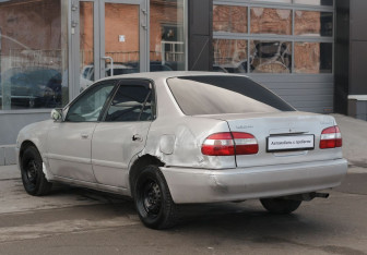 Подержанный автомобиль Toyota Corolla Sedan 1998 года (7 фото)