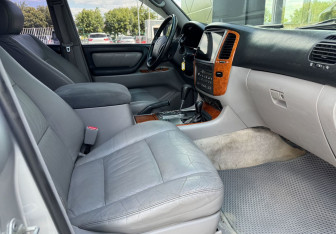 Подержанный автомобиль Toyota Land Cruiser Suv 2006 года (10 фото)