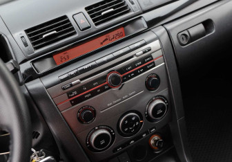 Подержанный автомобиль Mazda 3 Sedan 2006 года (14 фото)