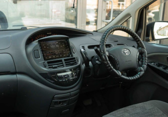 Подержанный автомобиль Toyota Estima 2005 года (10 фото)