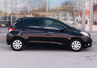 Подержанный автомобиль Toyota Vitz 2013 года (4 фото)