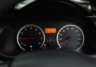 Подержанный автомобиль Toyota Wish Minivan 2013 года (12 фото)