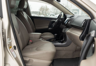 Подержанный автомобиль Toyota RAV4 2007 года (20 фото)