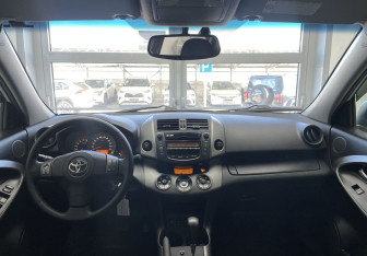 Подержанный автомобиль Toyota RAV4 2010 года (10 фото)