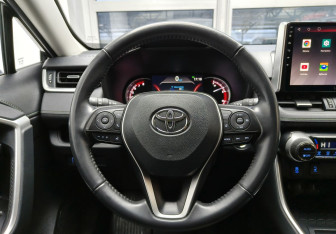 Подержанный автомобиль Toyota RAV4 2022 года (9 фото)