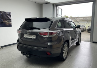 Подержанный автомобиль Toyota Highlander 2014 года (4 фото)