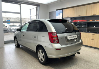 Подержанный автомобиль Toyota Nadia 1998 года (7 фото)