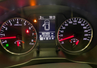 Подержанный автомобиль Nissan X-Trail 2013 года (13 фото)