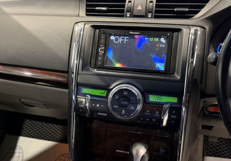 Подержанный автомобиль Toyota Mark X 2010 года (10 фото)