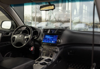 Подержанный автомобиль Toyota Highlander 2012 года (10 фото)