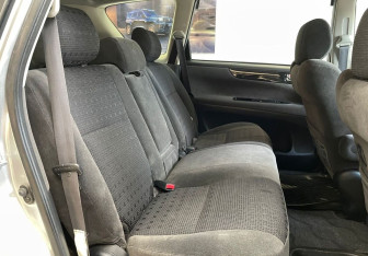 Подержанный автомобиль Toyota Ipsum 2005 года (13 фото)