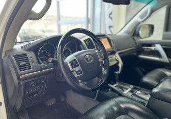Подержанный автомобиль Toyota Land Cruiser Suv 2012 года (7 фото)