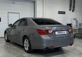 Подержанный автомобиль Toyota Mark X 2010 года (4 фото)