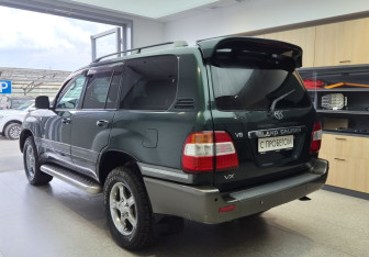 Подержанный автомобиль Toyota Land Cruiser Suv 2000 года (6 фото)