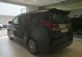 Подержанный автомобиль Toyota Alphard 2017 года (6 фото)