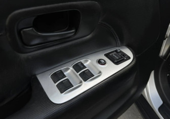 Подержанный автомобиль Honda CR-V 2002 года (15 фото)