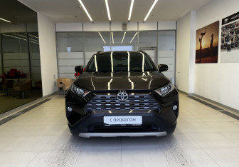 Подержанный автомобиль Toyota RAV4 2020 года (3 фото)
