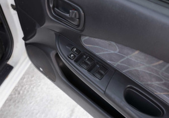 Подержанный автомобиль Nissan Wingroad 2000 года (15 фото)