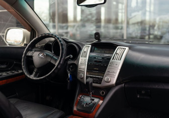 Подержанный автомобиль Lexus RX 2005 года (13 фото)