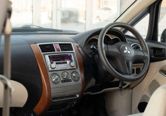 Подержанный автомобиль Mitsubishi Colt Wagon 2006 года (10 фото)