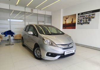Подержанный автомобиль Honda Fit Shuttle 2014 года (3 фото)