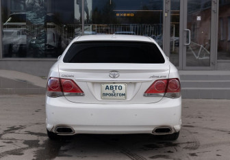 Подержанный автомобиль Toyota Crown Sedan 2010 года (6 фото)