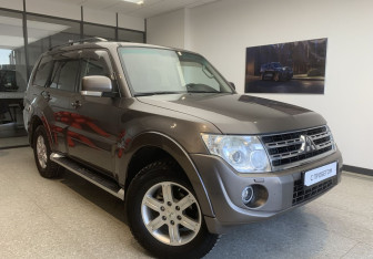 Подержанный автомобиль Mitsubishi Pajero 2012 года (3 фото)