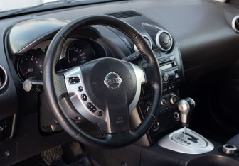 Подержанный автомобиль Nissan Qashqai 2007 года (11 фото)
