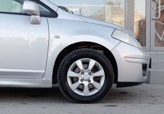 Подержанный автомобиль Nissan Tiida Hatchback 2010 года (9 фото)