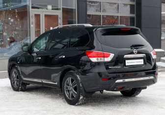 Подержанный автомобиль Nissan Pathfinder 2015 года (7 фото)